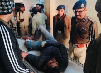 ग्वालियर पुलिस को सोमवार तड़के बड़ी सफलता मिली है। दस हजार रुपये का इनामी बदमाश कपिल यादव को उटीला थाना क्षेत्र के बंधौली के ईंट भट्टों पर पुलिस ने अल सुबह घेराबंदी कर शॉर्ट एनकाउंटर किया