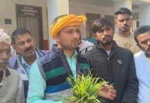 किसानों की समस्याओं को लेकर श्रेयांश दिनकर ने मऊरानीपुर sdm को सौंपा ज्ञापन