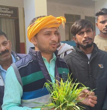 किसानों की समस्याओं को लेकर श्रेयांश दिनकर ने मऊरानीपुर sdm को सौंपा ज्ञापन