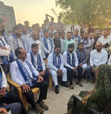 बहुजन समाज पार्टी प्रतिनिधि मण्डल मृत नाबालिग हर्षिता आर्य के परिवार से मिले, 50 हजार की सहायता राशि सौंपी; न्याय मिलने तक परिवार के साथ खड़े रहने का संकल्प