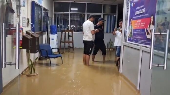 झांसी के रक्सा में SBI बैंक के पास गैस पाइपलाइन बिछाने के दौरान जोरदार विस्फोट, इमारत हिली; बैंक के अंदर घुसा मलबा और कीचड़