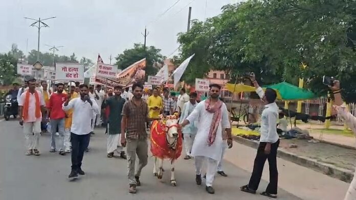 देशभर में गौ हत्या पर पूर्ण प्रतिबंध की मांग, टीकमगढ़ में साधु-संतों ने किया महामंत्र जाप, राष्ट्रपति-प्रधानमंत्री के नाम सौंपा ज्ञापन देशभर में गौ हत्या पर पूर्ण प्रतिबंध की मांग, टीकमगढ़ में साधु-संतों ने किया महामंत्र जाप, राष्ट्रपति-प्रधानमंत्री के नाम सौंपा ज्ञापन