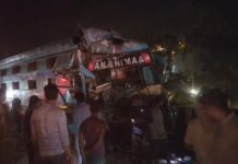 झांसी में भीषण सड़क हादसा: खड़े डंपर में घुसी यात्रियों से भरी बस, चालक समेत 2 की मौत, 30 घायल, कई यात्रियों को काटकर निकाला गया बाहर