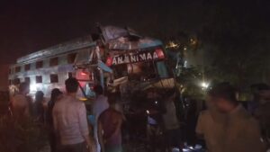 झांसी में भीषण सड़क हादसा: खड़े डंपर में घुसी यात्रियों से भरी बस, चालक समेत 2 की मौत, 30 घायल, कई यात्रियों को काटकर निकाला गया बाहर