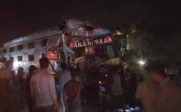 झांसी में भीषण सड़क हादसा: खड़े डंपर में घुसी यात्रियों से भरी बस, चालक समेत 2 की मौत, 30 घायल, कई यात्रियों को काटकर निकाला गया बाहर