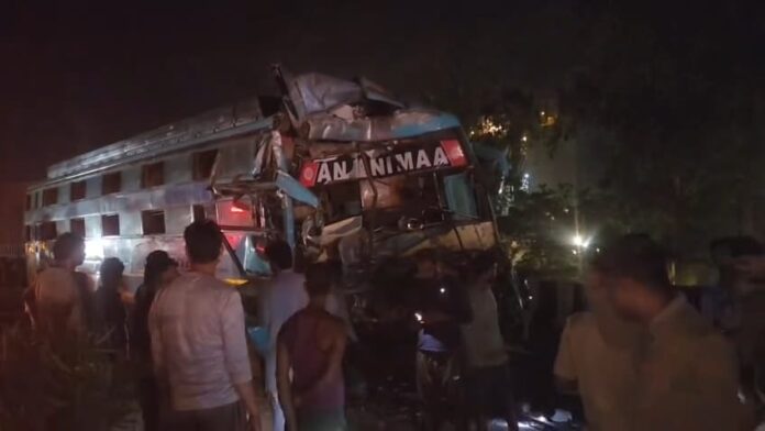 झांसी में भीषण सड़क हादसा: खड़े डंपर में घुसी यात्रियों से भरी बस, चालक समेत 2 की मौत, 30 घायल, कई यात्रियों को काटकर निकाला गया बाहर