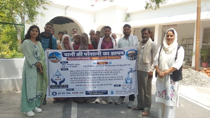 रजपुरा मोहल्ले में पानी की किल्लत से ग्रामीण परेशान, सिटी मजिस्ट्रेट को सौंपा ज्ञापन