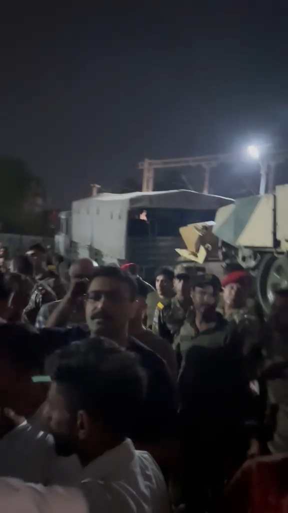 बबीना में भीषण सड़क हादसा: सेना के भारी वाहन की चपेट में आने से महिला और 10 वर्षीय बच्ची की मौत बबीना में भीषण सड़क हादसा: सेना के भारी वाहन की चपेट में आने से महिला और 10 वर्षीय बच्ची की मौत