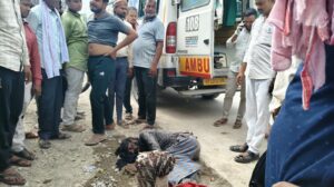 कोबरा और बिसखापड़े के साथ सड़क पर बेसुध मिला सपेरा, टहरौली में मचा हड़कंप