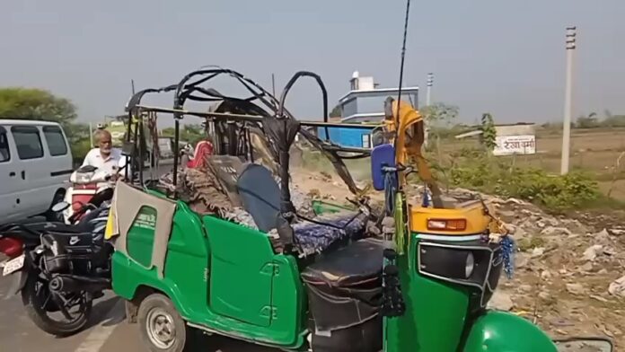 जालौन-बंगरा मार्ग पर मजदूरों से भरा ऑटो पलटा, नाबालिग समेत तीन घायल; एक को किया गया रेफर जालौन-बंगरा मार्ग पर मजदूरों से भरा ऑटो पलटा, नाबालिग समेत तीन घायल; एक को किया गया रेफर