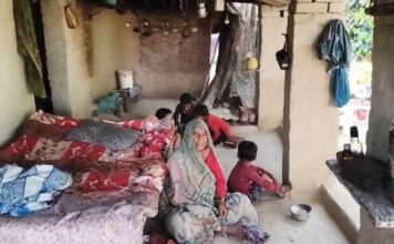 हमीरपुर- टूटी झोपड़ी और सांप-बिच्छुओं के खौफ में जीने को मजबूर ग्रामीण सालों बाद भी नहीं मिला ‘प्रधानमंत्री आवास’