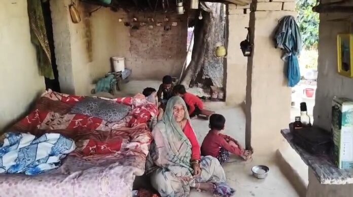 हमीरपुर- टूटी झोपड़ी और सांप-बिच्छुओं के खौफ में जीने को मजबूर ग्रामीण सालों बाद भी नहीं मिला ‘प्रधानमंत्री आवास’