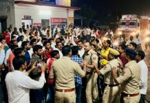 झाँसी/बबीना में बवाल ग्राम प्रधान समर्थकों ने भीड़ जुटाकर लगाया जाम पुलिस से धक्का-मुक्की 150-200 लोगों पर मुकदमा दर्ज।