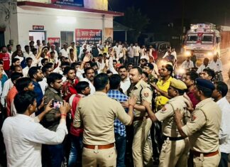 झाँसी/बबीना में बवाल ग्राम प्रधान समर्थकों ने भीड़ जुटाकर लगाया जाम पुलिस से धक्का-मुक्की 150-200 लोगों पर मुकदमा दर्ज।