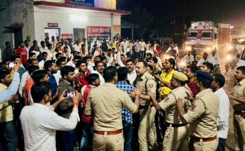 झाँसी/बबीना में बवाल ग्राम प्रधान समर्थकों ने भीड़ जुटाकर लगाया जाम पुलिस से धक्का-मुक्की 150-200 लोगों पर मुकदमा दर्ज।
