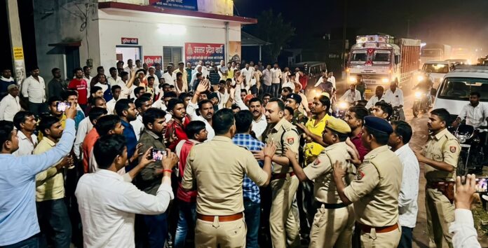 झाँसी/बबीना में बवाल ग्राम प्रधान समर्थकों ने भीड़ जुटाकर लगाया जाम पुलिस से धक्का-मुक्की 150-200 लोगों पर मुकदमा दर्ज।